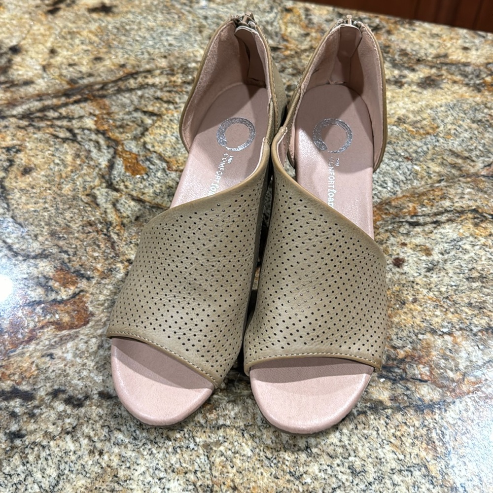 Journee Collection Womens Aretha Faux Leather peep toe Wedge Heels size 5.5